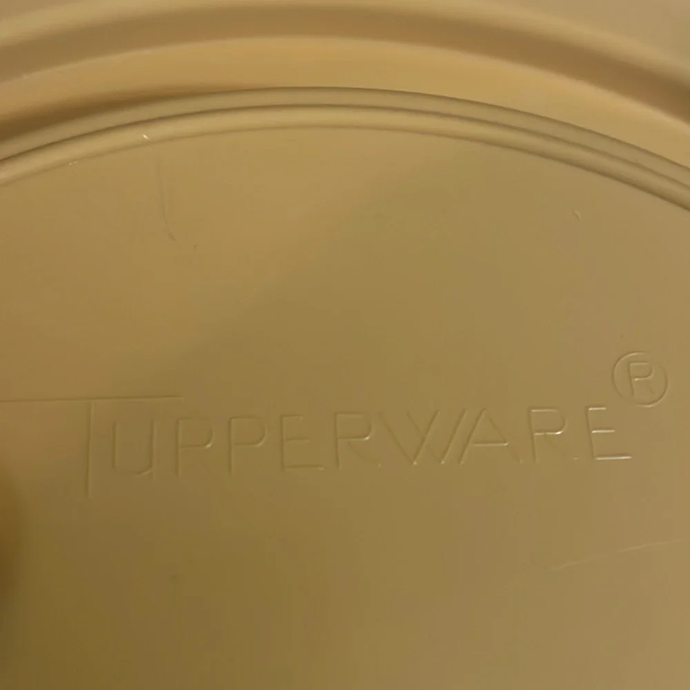 Tupperware 8”Pie Cake Keeper‎ Carrying Handle Traditional Mustard Yellow White